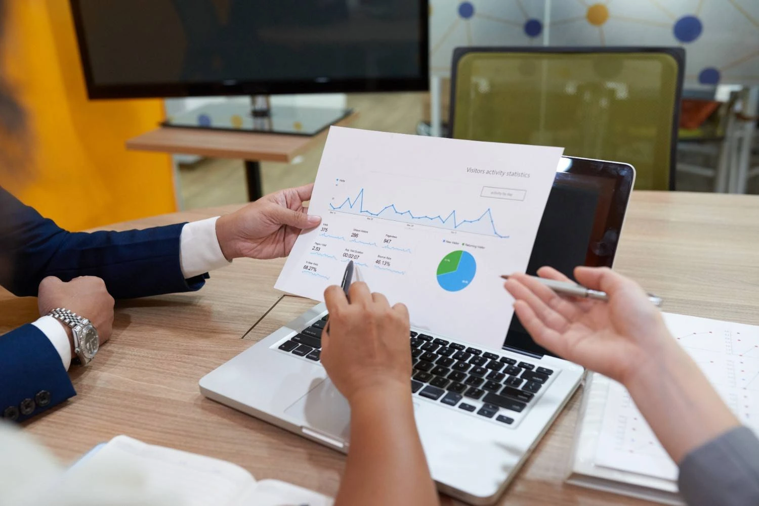 Ilustrasi cara membaca performa iklan dengan membandingkan ROAS, profit, dan metrik bisnis lainnya melalui Smart Analysis Everpro.