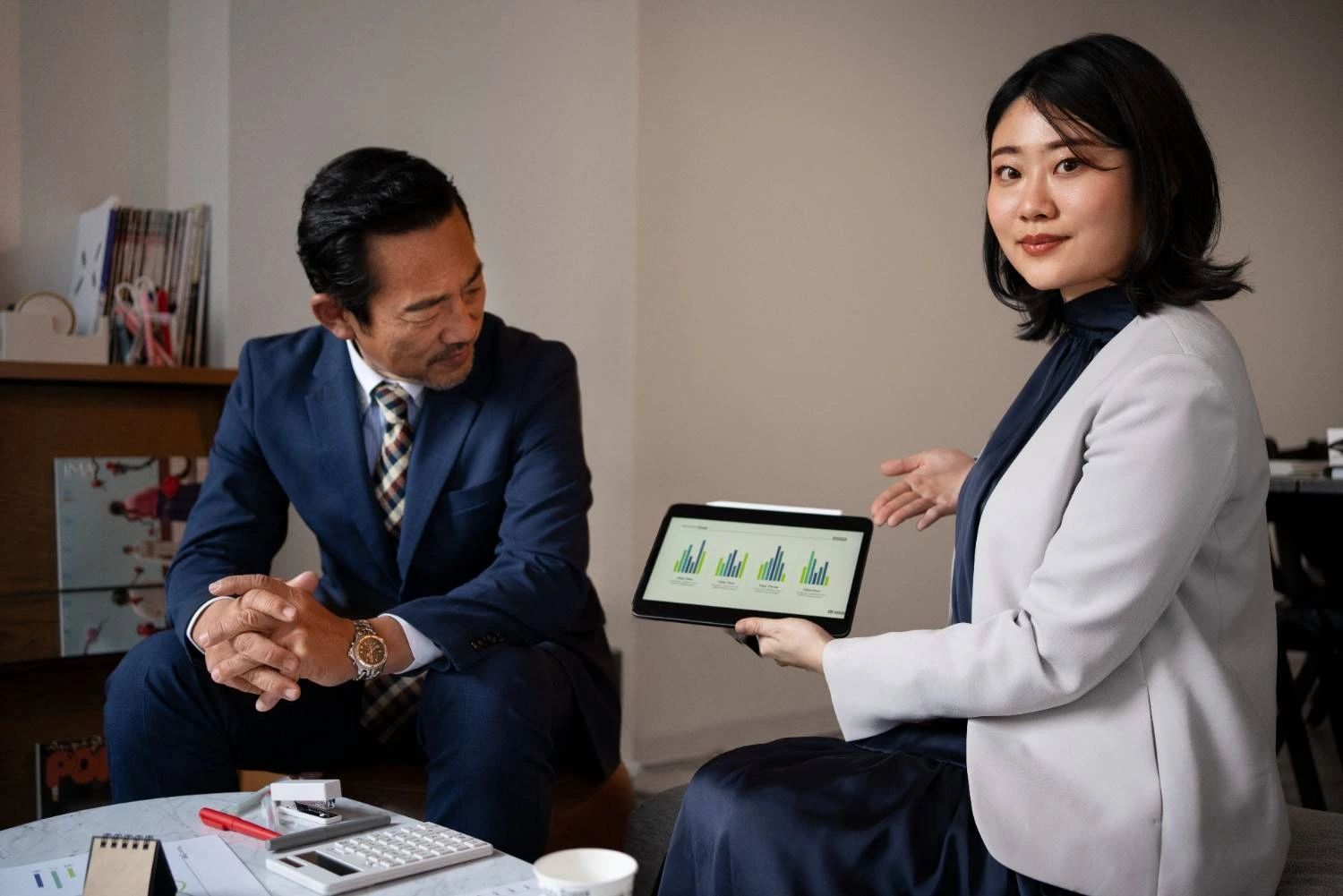 Ilustrasi Perbedaan AI dan Automasi dalam bisnis online, menunjukkan automation untuk menjalankan tugas otomatis dan AI sebagai decision support dalam operasional bisnis.