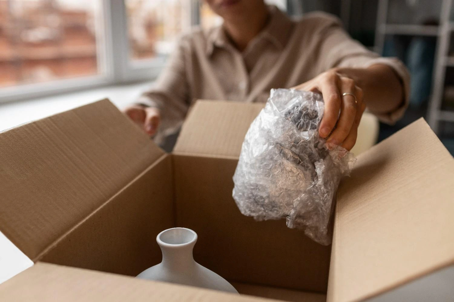 Cara packing barang pecah belah dengan bubble wrap dan kardus agar aman saat pengiriman