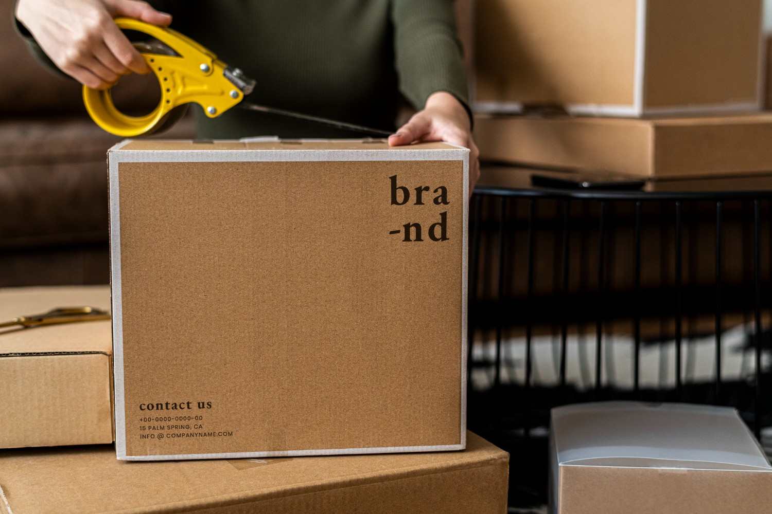 Cara packing paket yang aman untuk seller online sebelum dikirim ke pelanggan