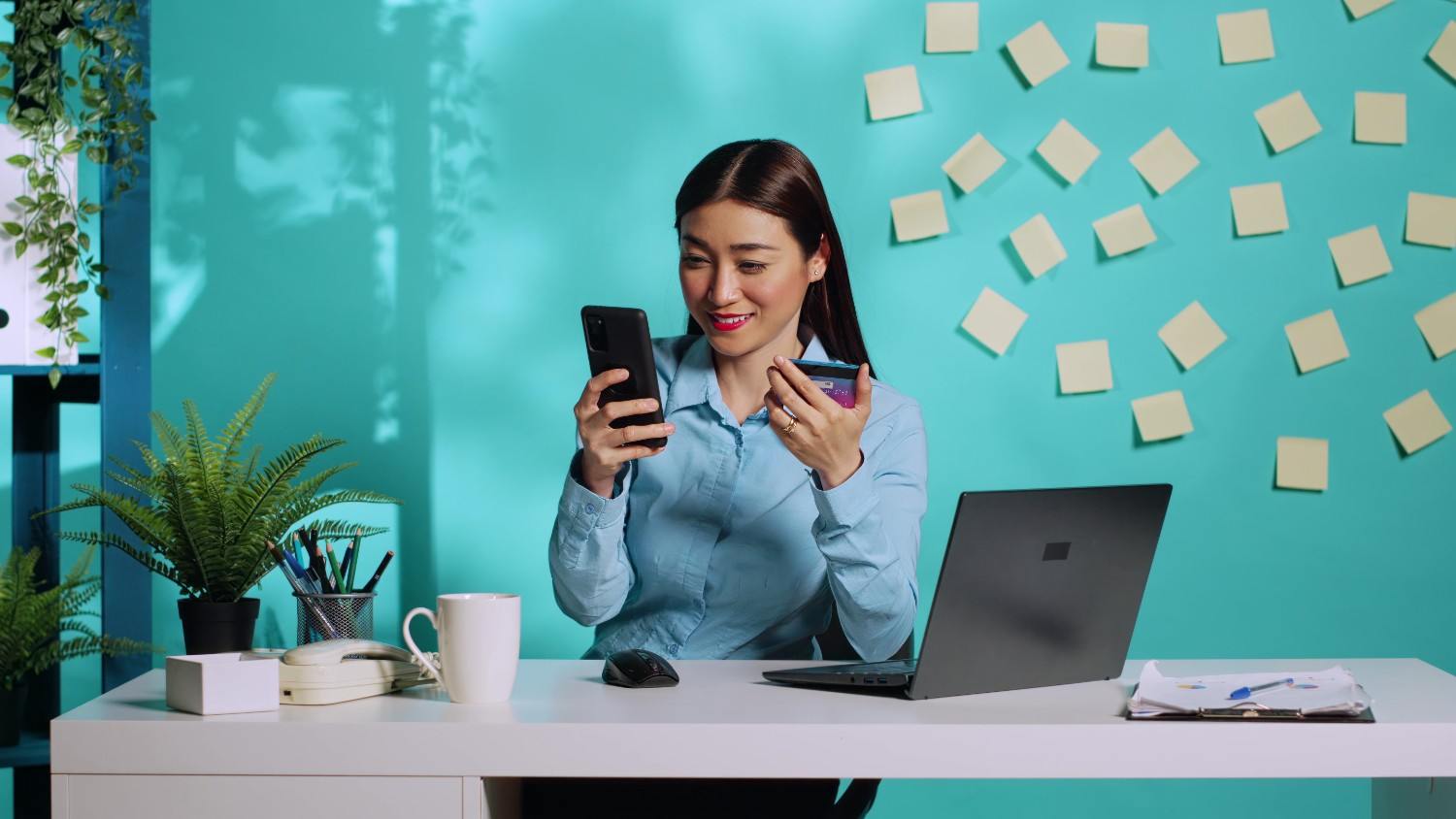 Contoh template customer service di WhatsApp untuk berbagai skenario chat pelanggan.