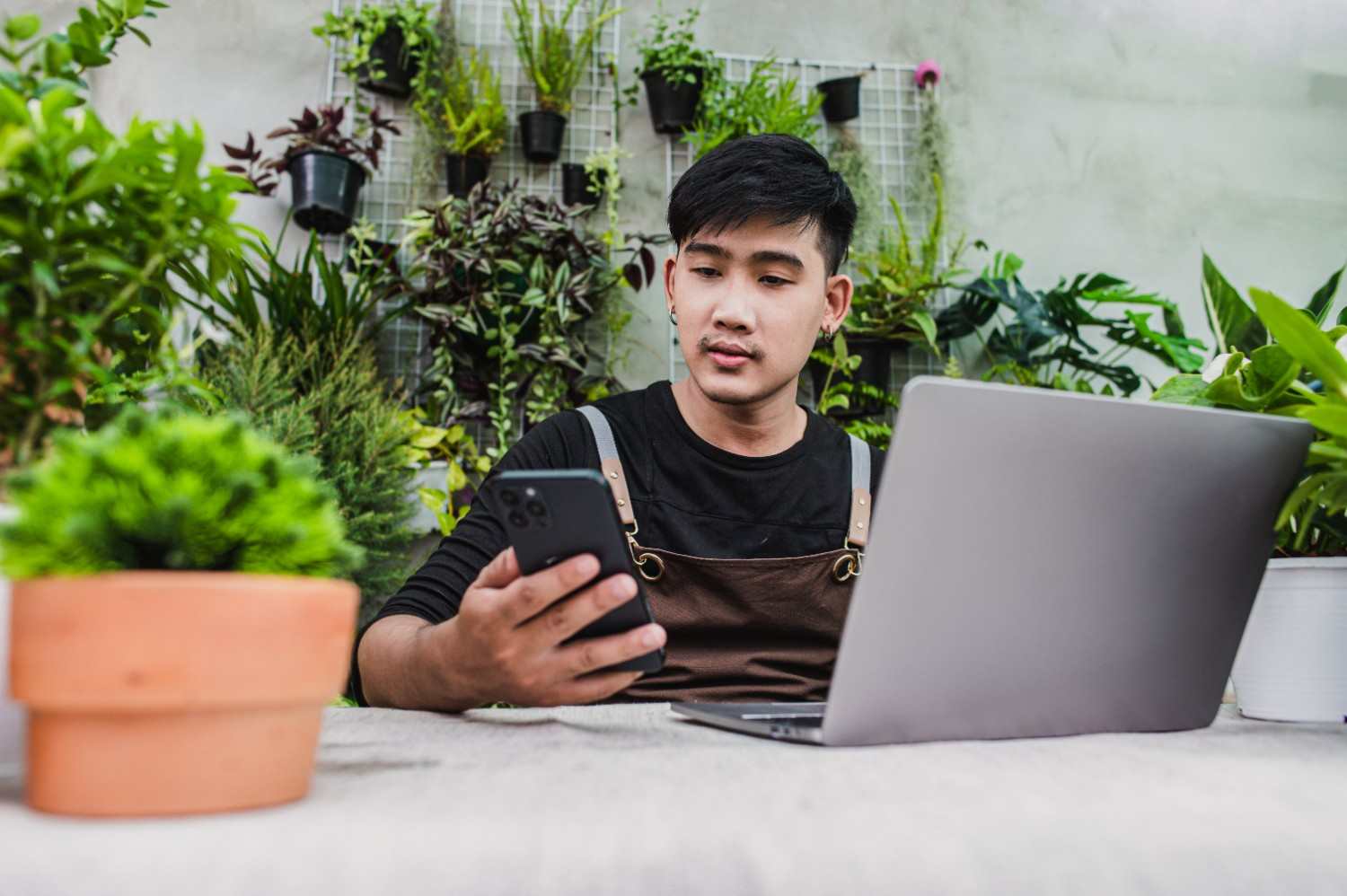 Nomor WA bisnis kena hack dan cara memulihkan serta mengamankan akun WhatsApp bisnis.